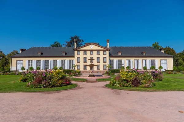 Fransa 'nın Strazburg kentindeki Parc de l' Orangerie 'deki turuncu bina.