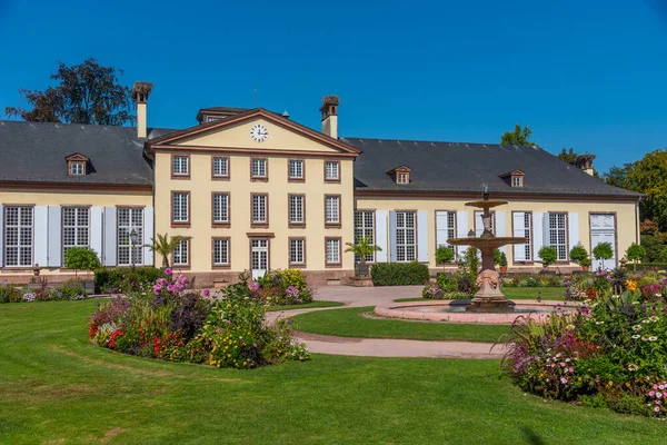 Fransa 'nın Strazburg kentindeki Parc de l' Orangerie 'deki turuncu bina.