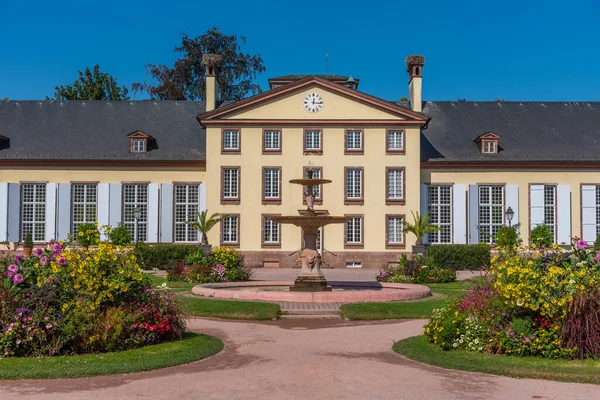 Fransa 'nın Strazburg kentindeki Parc de l' Orangerie 'deki turuncu bina.