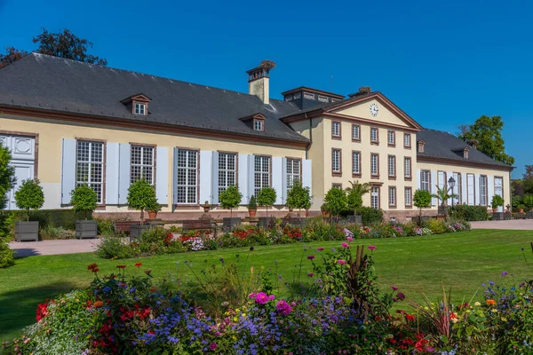 Fransa 'nın Strazburg kentindeki Parc de l' Orangerie 'deki turuncu bina.