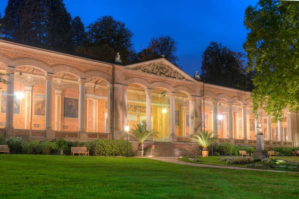Alman spa kasabası Baden Baden 'deki Trinkhalle binasının günbatımı manzarası