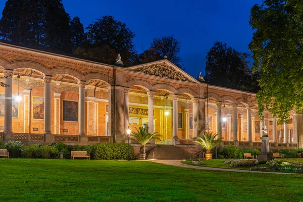Alman spa kasabası Baden Baden 'deki Trinkhalle binasının günbatımı manzarası