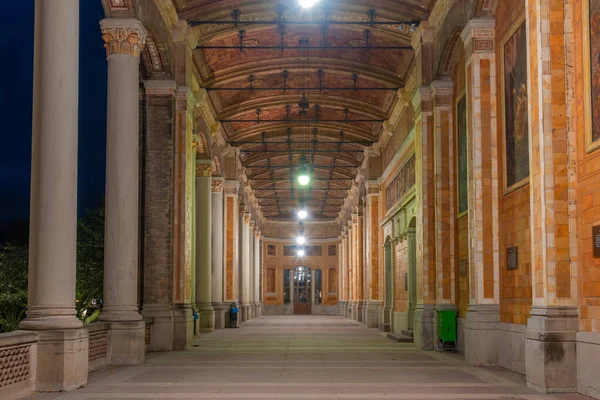 Vista Notturna Del Porticato Nell Edificio Trinkhalle Nella Città Termale — Foto Stock