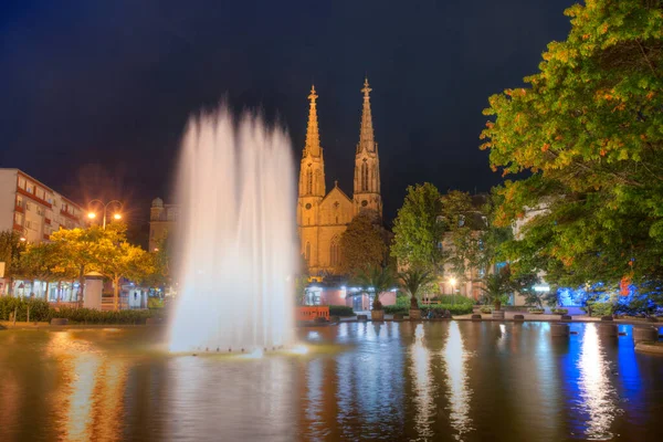 Almanya 'da Baden Baden' in merkezindeki Evanjelik Kilisesi 'nin gece görüşü