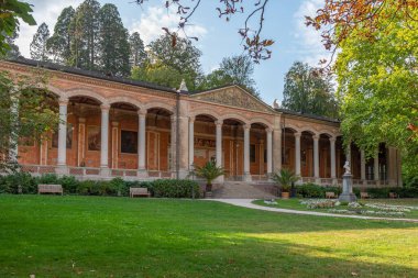 Alman spa kasabası Baden Baden 'deki Trinkhalle binası.