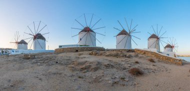 Mykonos, Greec 'te Ege Denizi' ne bakan yel değirmenlerinin gün doğumu manzarası