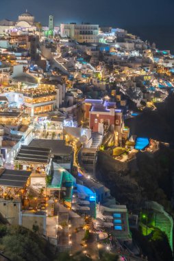 Thira / Fira, Santorini, Yunanistan 'ın gece hava görüntüsü