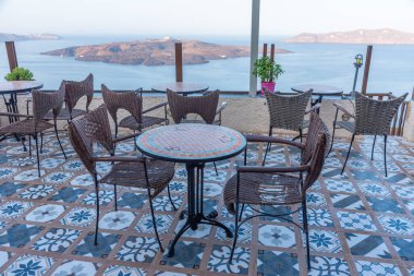 Yunanistan 'daki Santorini adasının kalderasına bakan teras