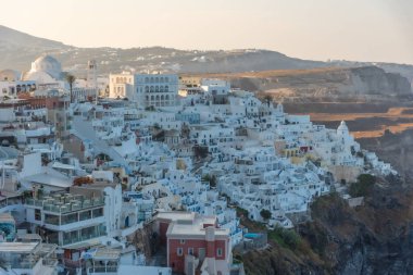 Thira / Fira, Santorini, Yunanistan 'ın gündoğumu hava manzarası