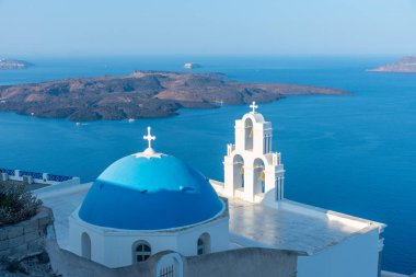 Yunanistan 'daki Nea Kameni adasına bakan Kutsal Bakire Meryem Kilisesi' nin varsayımı