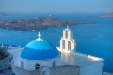 Yunanistan 'daki Nea Kameni adasına bakan Kutsal Bakire Meryem Kilisesi' nin varsayımı