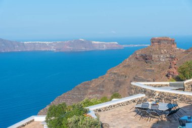 Skaros rock and Thirasia island in background, Yunanistan