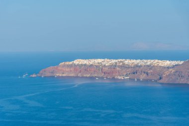 Yunanistan 'ın Oia kenti ile Santorini adasının manzarası