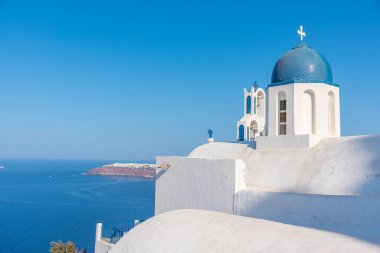 Yunanistan 'ın Santorini kentindeki Oia kasabasına bakan Theoskepasti Kilisesi