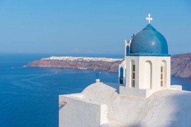 Yunanistan 'ın Santorini kentindeki Oia kasabasına bakan Theoskepasti Kilisesi