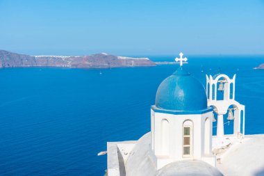 Yunanistan 'ın Santorini kentindeki Susuzluk adasına bakan Theoskepasti Kilisesi