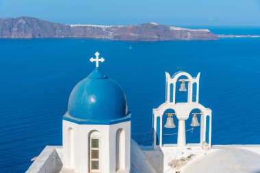 Yunanistan 'ın Santorini kentindeki Susuzluk adasına bakan Theoskepasti Kilisesi