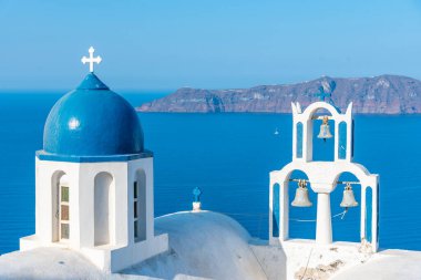 Yunanistan 'ın Santorini kentindeki Susuzluk adasına bakan Theoskepasti Kilisesi