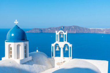 Yunanistan 'ın Santorini kentindeki Susuzluk adasına bakan Theoskepasti Kilisesi