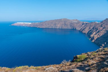 Yunanistan 'ın Oia kenti ile Santorini adasının manzarası