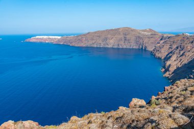 Yunanistan 'ın Oia kenti ile Santorini adasının manzarası