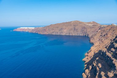 Yunanistan 'ın Oia kenti ile Santorini adasının manzarası