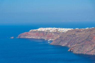 Yunanistan 'ın Oia kenti ile Santorini adasının manzarası