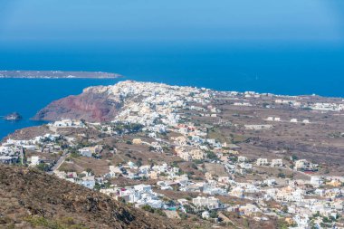 Yunanistan 'ın Santorini kentindeki Caldera yürüyüş parkurundan Oia manzarası