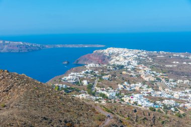 Yunanistan 'ın Santorini kentindeki Caldera yürüyüş parkurundan Oia manzarası