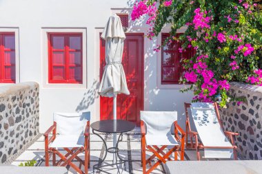 Yunanistan 'daki Santorini adasının kalderasına bakan otel terası