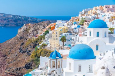 Yunanistan 'ın Santorini kentindeki Oia kasabasının kiliseleri ve mavi kupaları