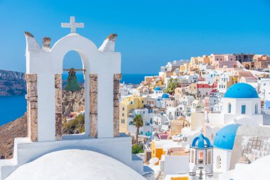 Yunanistan 'ın Santorini kentindeki Oia kasabasının kiliseleri ve mavi kupaları