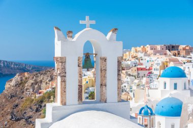 Yunanistan 'ın Santorini kentindeki Oia kasabasının kiliseleri ve mavi kupaları