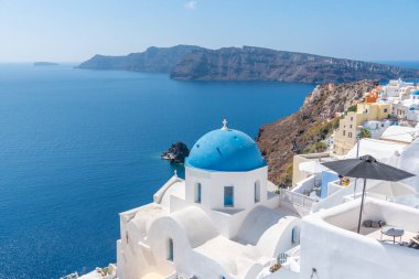 Yunanistan 'ın Santorini kentindeki Oia kasabasının kiliseleri ve mavi kupaları