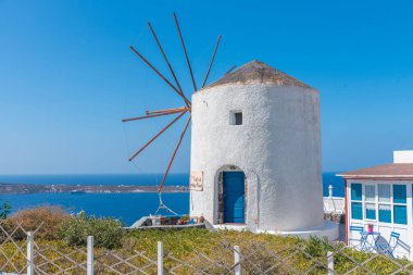 Oia, Santorini Adası, Yunanistan 'da beyaz yel değirmeni