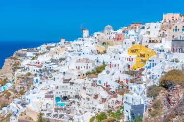 Yunanistan 'ın Santorini adasındaki Oia köyü üzerinde popüler manzara