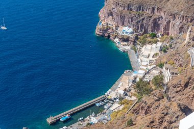 Yunanistan 'ın Fira limanına giden Zigzag merdiveni
