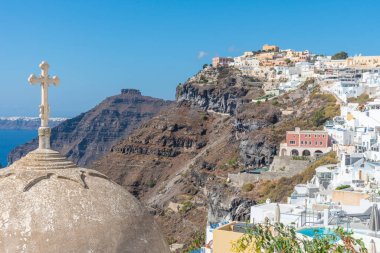 Santorini Adası Panoraması Yunanistan 'ın Fira kentindeki Aziz John Kilisesi' nden izlendi
