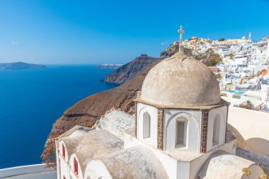 Santorini Adası Panoraması Yunanistan 'ın Fira kentindeki Aziz John Kilisesi' nden izlendi