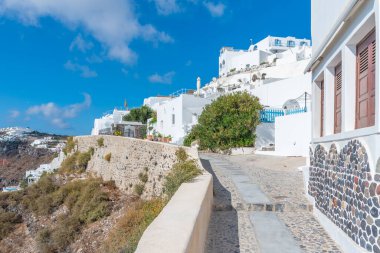 Yunanistan 'ın Santorini Adası, Fira' da Beyazyıkanmış cadde