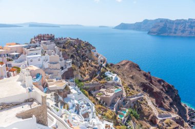 Yunanistan 'ın Santorini adasında Oia Şatosu ile Oia Panoraması