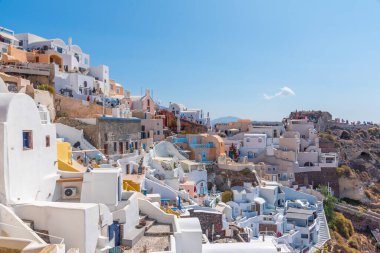 Yunanistan 'ın Santorini adasında Oia Şatosu ile Oia Panoraması