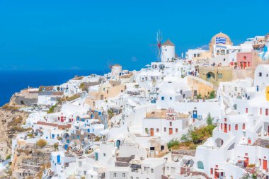 Yunanistan 'ın Santorini adasındaki Oia köyü üzerinde popüler manzara