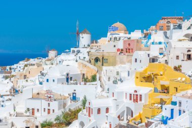 Yunanistan 'ın Santorini adasındaki Oia köyü üzerinde popüler manzara