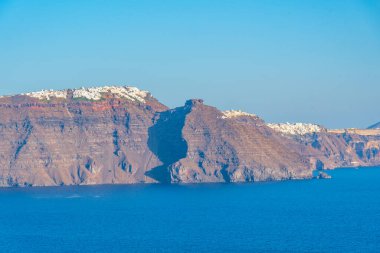 Yunanistan 'ın Santorini adasında kayalıklarda beyaz evler
