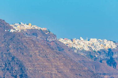 Yunanistan 'ın Santorini adasında kayalıklarda beyaz evler