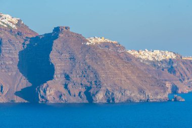 Yunanistan 'ın Santorini adasında kayalıklarda beyaz evler
