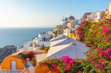 Yunanistan 'ın Santorini adasındaki Oia köyü üzerinde gün batımı manzarası