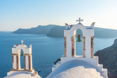 Ege Denizi 'ne bakan Oia Kilisesi, Yunanistan