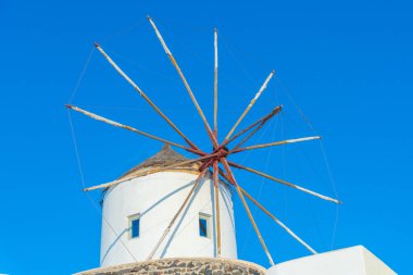 Oia, Santorini Adası, Yunanistan 'da beyaz yel değirmeni
